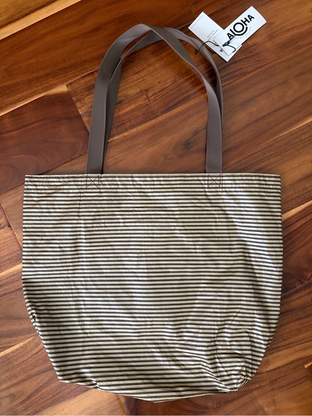 ALOHA COLLECTION Poolside Reversible Tote Luster/Coconut Tote NWT - Picture 3 of 5